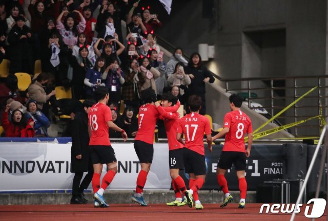 18일 오후 부산아시아드주경기장에서 열린 2019 동아시아축구연맹(EAFF) 풋볼 챔피언십(동아시안컵) 남자부 대한민국과 일본의 경기에서 한국 황인범이 골을 넣고 동료들과 함께 기쁨을 나누고 있다. 2019.12.18/뉴스1 © News1