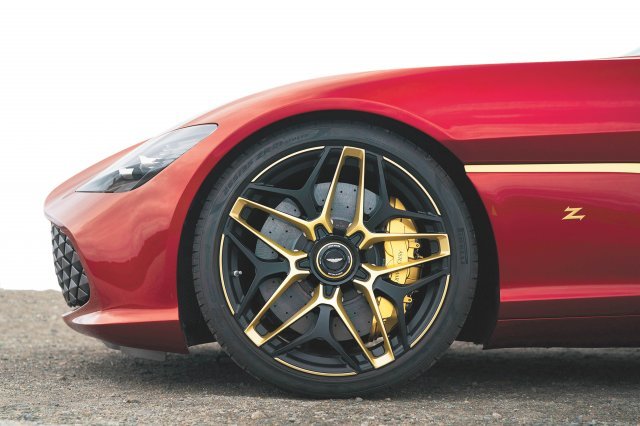 자가토는 최신 모델인 DBS 슈퍼레제라를 바탕으로 DB4 GT 자가토의 디자인을 현대적으로 재해석해 반영했다.