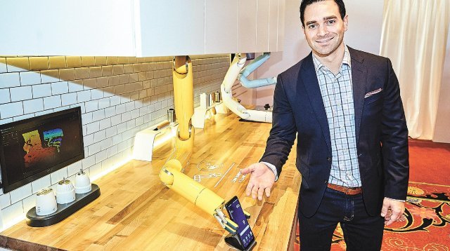 2월 미국 라스베이거스에서 열린 북미 최대 주방 욕실 전시회 ‘KBIS 2019’에서 조리 보조 기능을 수행하는 ‘삼성봇 셰프’가 공개됐다. 삼성봇 셰프가 사용자의 움직임을 인식해 스마트폰으로 음식 레시피를 보여주고 있다.