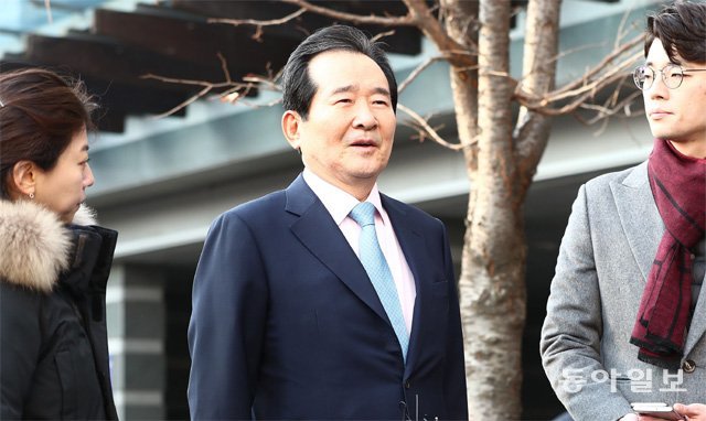 정세균
 국무총리 후보자가 18일 서울 종로구 금융감독원 연수원에 마련된 청문회준비단 사무실로 첫 출근을 하며 취재진 질문에 답하고 
있다. 정 후보자는 “청문회를 치른 지 15년 차가 됐는데 그간 제가 많은 정치 활동도 했기에 청문회 준비를 잘하겠다”고 했다. 
송은석 기자 silverstone@donga.com