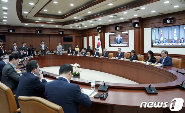문재인 대통령이 지난 10월17일 오후 서울 종로구 정부서울청사에서 경제장관회의를 주재하고 있다. (청와대 제공)
