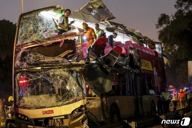 18일 홍콩의 한 고속도로에서 이층버스가 도로변 가로수를 들이받아 최소 6명이 숨지고 39명이 다치는 참사가 발생했다. 사우스차이나모닝포스트(SCMP)