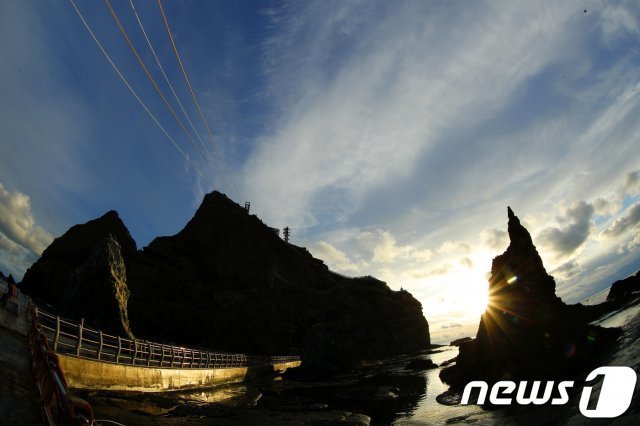 경북 울릉군 독도 너머로 태양이 솟구치고 있다. 2018.12.31/뉴스1 © News1