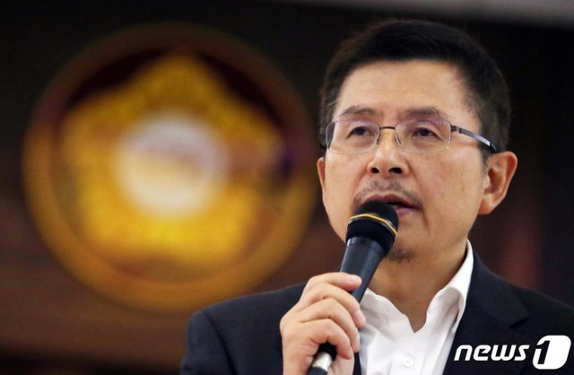 황교안 자유한국당 대표가 19일 서울 여의도 국회 본회의장 앞 패스트트랙 법안반대 농성장에서 열린 최고위원회의에서 모두발언을 하고 있다. 2019.12.19/뉴스1 © News1