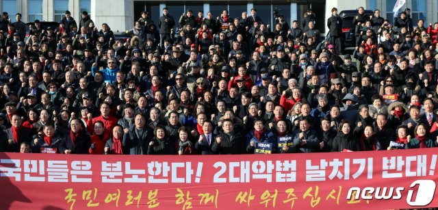 황교안 자유한국당 대표, 심재철 원내대표, 의원들이 19일 서울 여의도 국회에서 열린 공수처법·선거법 날치기 저지 규탄대회에서 구호를 외치고 있다. 2019.12.19/뉴스1 © News1