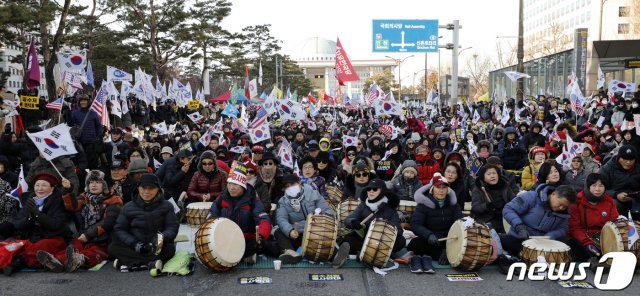 19일 오후 서울 여의도 국회의사당 앞에서 열린 자유한국당 ‘공수처법·선거법 날치기 저지 규탄대회’에서 참가자들이 구호를 외치고 있다. 2019.12.19/뉴스1 © News1