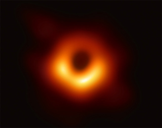 국제 연구협력 프로젝트인 사건지평선망원경(EHT) 연구팀이 공개한 블랙홀의 모습. EHT 연구팀 제공