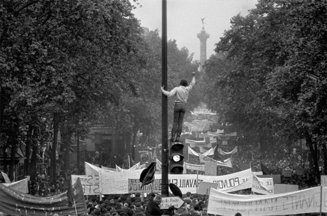 브뤼노 바르베, ‘레퓌블리크’에서 ‘당페르로슈로’로 향하는 학생과 노동자로 구성된 시위대(프랑스 파리·1968년). ⓒ Bruno Barbey/Magnum Photos