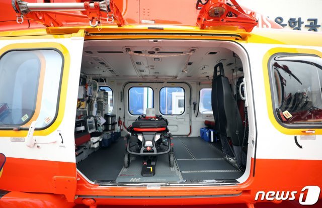 서울시가 ‘날아다니는 응급실’ 역할을 하는 소방헬기를 도입했다. 이 헬기는 이탈리아 레오나르도가 제조한 AW-189 기종으로, 최대 속력은 시속 283㎞, 항속거리는 880㎞다. 최대 4시간 20분 동안 연속 비행할 수 있어 수도권 전역에서 긴급구조 임무를 수행할 수 있다. 2019.3.12/뉴스1 © News1
