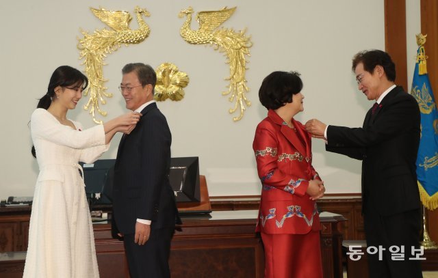 사랑의열매 홍보대사 방송인 수지, 정보석 씨가 문재인 대통령 내외에게 사랑의열매 배지를 옷깃에 달아주고 있다.