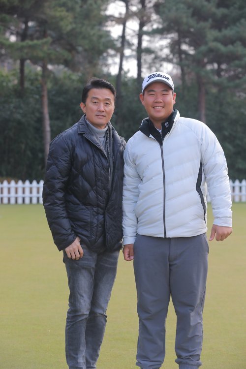 ‘팀 에이스 스포츠’ 김상우 대표(왼쪽)와 김주형
