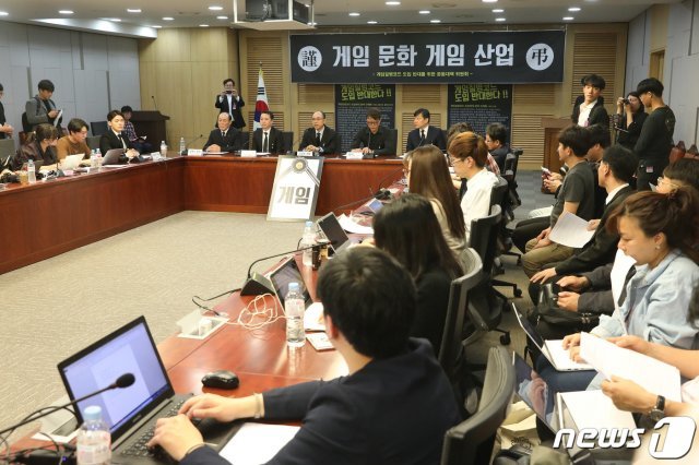 지난 5월 29일 위정헌 한국게임학회 회장이 서울 여의도 국회 의원회관에서 열린 ‘게임질병코드 도입 반대를 위한 공동대책 위원회 출범식’에서 발언을 하고 있다.  2019.5.29/뉴스1 © News1 임세영 기자