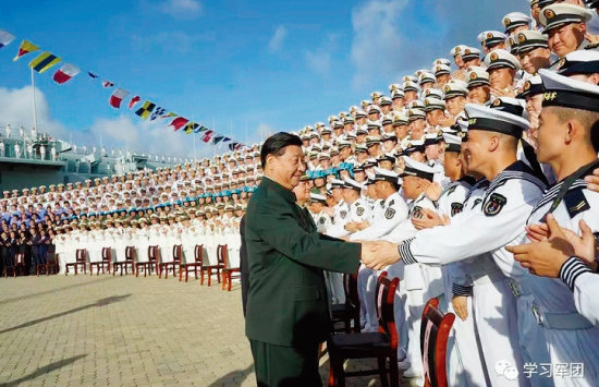 시진핑 중국 국가주석이 12월 17일 산둥함 취역식에 참석해 장병들과 악수하고 있다. 시 주석은 이날 직접 산둥함에 올라 의장대를 사열하고 인민해방군기를 함장에게 수여했다. [중국 국방부 홈페이지]