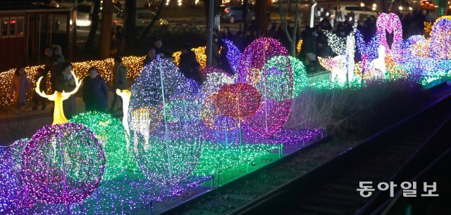 21일 서울 노원구 화랑대역 철도공원에 불빛 정원이 개장됐다. 관람객들이 조형물을 관람하고 있다.
