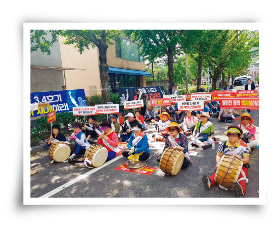 지난해 9월 5일 서울 종로구 청와대 인근에서 한울원자력발전소 신한울 3·4호기 건설 재개를 요구하는 울진군민들이 시위를 벌이고 있다. [뉴시스]