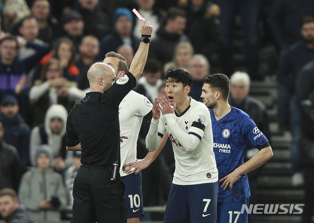레드카드 받은 손흥민(오른쪽 두 번째). AP/뉴시스