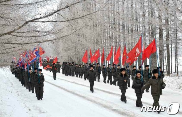 (평양 노동신문=뉴스1) = 북한 노동당 기관지 노동신문은 23일 전국청년학생들의 백두산 지구 혁명전적지답사 행군대가 행군길을 이어가고 있다고 보도했다. [국내에서만 사용가능. 재배포 금지. 뉴스1