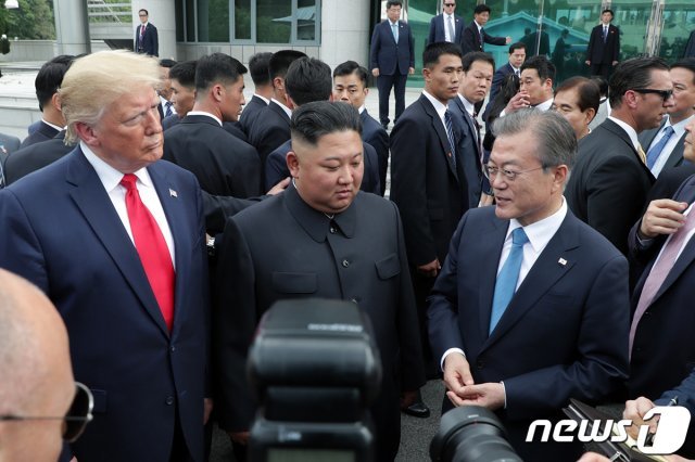 문재인 대통령과 도널드 트럼프 미국 대통령이 30일 오후 판문점에서 김정은 북한 국무위원장을 만나 대화나누고 있다.(청와대 제공) 뉴스1