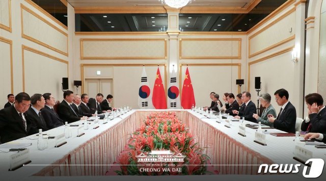 지난 6월 27일 문재인 대통령이 일본 오사카시 웨스틴 호텔에서 시진핑 중국 국가주석과 정상회담을 하고 있다. (청와대 페이스북) 2019.6.27/뉴스1
