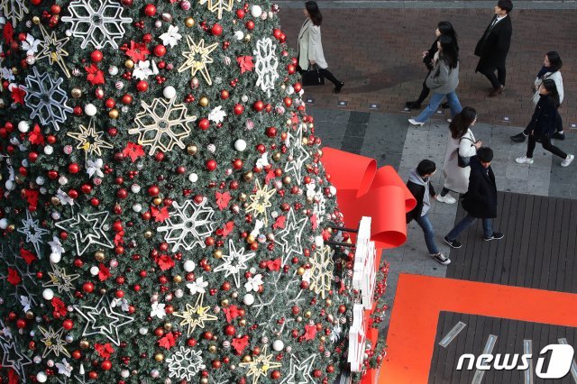 크리스마스를 이틀 앞둔 23일 오후 대구 중구 동성로 야외광장에서 시민들이 성탄 트리 옆을 지나고 있다. 2019.12.23/뉴스1 © News1