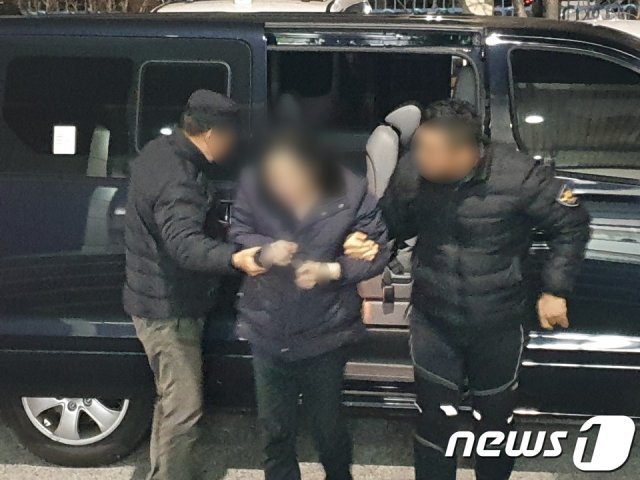 방화 혐의로 긴급체포된 김모씨(39)가 병원 치료를 마친 뒤 경찰서로 압송되고 있는 모습.(독자 제공) 2019.12.22/뉴스1 © News1