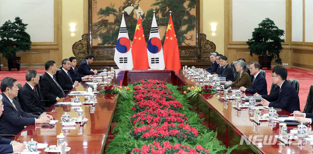 문재인 대통령과 시진핑 중국 국가주석이 23일 중국 베이징 인민대회당에서 정상회담을 하고 있다. 사진=뉴시스