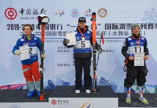16일 19-20시즌 FIS컵 중국 대회 남자 알파인 부문 종합1위를 차지한 정동현 선수(가운데).