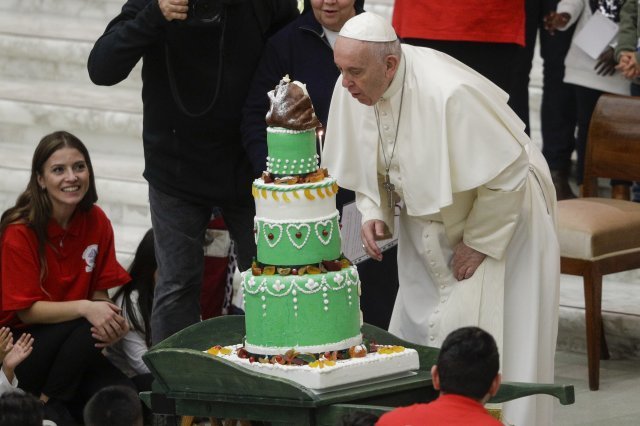프란치스코 교황이 22일(현지 시간) 바티칸 성베드로 성당 바오로6세 홀에서 어린이들로부터 선물 받은 생일케이크의 촛불을 불어 끄고 있다. 교황은 17일 83번째 생일을 맞았다. 바티칸=AP 뉴시스
