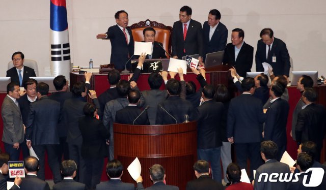자유한국당 의원들이 23일 오후 서울 여의도 국회에서 열린 제372회 국회 (임시회) 제1차 본회의에서 공직선거법 일부개정법률안이 상정되자 문희상 의장에게 항의를 하고 있다. 2019.12.23/뉴스1