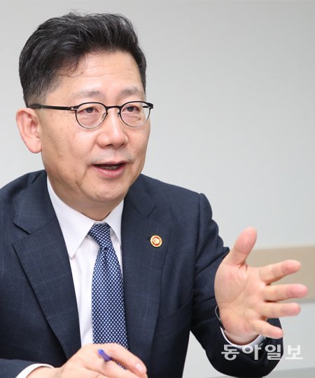 김현수 농림축산식품부 장관은 본보와의 인터뷰에서 수급 자율조절과 유통개혁으로 ‘양파 파동’을 예방하겠다고 밝혔다. 홍진환 기자 jean@donga.com