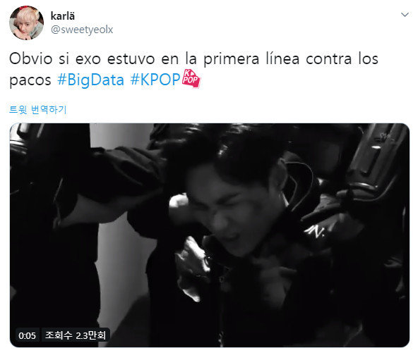 한국 아이돌 그룹의 뮤직비디오 한 장면을 공유한 트위터. “엑소(EXO)가 최전방에서 경찰에 맞서고 있다”는 문구가 있다.