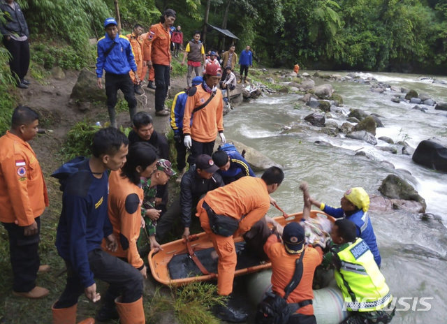 인도네시아 수마트라섬에서 24일 구조대가 전날 밤 버스가 계곡 아래 강물로 추락하면서 숨진 희생자의 시체를 수거하고 있다. 이 
사고로 25명이 사망하고 14명이 병원에서 치료를 받고 있다. 구조대는 빠른 강물로 희생자들이 떠내려 갔을 가능성이 있다며 수색을
 계속하고 있다. ﻿[팔렘방(인도네시아)=AP/뉴시스]