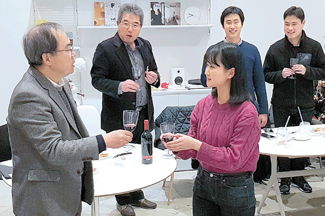김정호 교수와 대학원생들이 과제 발표를 마친 뒤 와인을 들고 건배하고 있다.