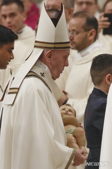 아기 예수상을 들고 성탄절 전야 미사를 집전하는 프란치스코 교황. 뉴시스