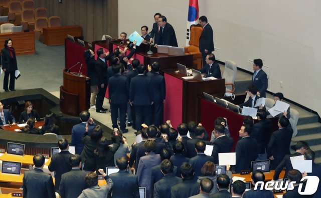 문희상 국회의장이 23일 서울 여의도 국회 본회의장에서 제372회 국회(임시회) 제1차 본회의 개회를 하자 김재원, 주호영 등 자유한국당 의원들이 의장석으로 다가가 항의하고 있다. 이날 본회의에는 선거법, 공수처법안 및 예산안 부수법안 등이 상정됐다. © News1