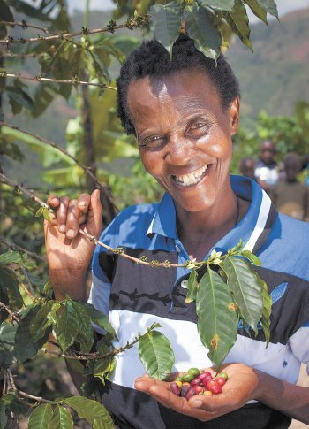 빈곤졸업 프로그램을 통해 가난에서 탈출한 바이올렛씨가 커피나무에서 수확한 커피콩을 보여주고 있다. 컨선월드와이드 제공