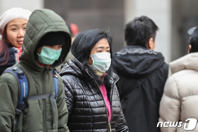 성탄절인 25일 서울 중구 명동에서 외국인 관광객들이 마스크를 쓰고 걷고 있다. 2019.12.25/뉴스 1 © News1