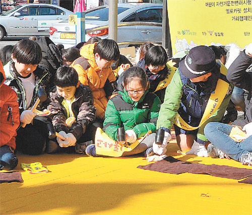 서울 종로구 재동초등학교 앞에서 어린이들이 학교 앞 횡단보도 인근에 어린이 횡단보도 대기소인 ‘옐로카펫’을 만들고 있다. 뉴스1