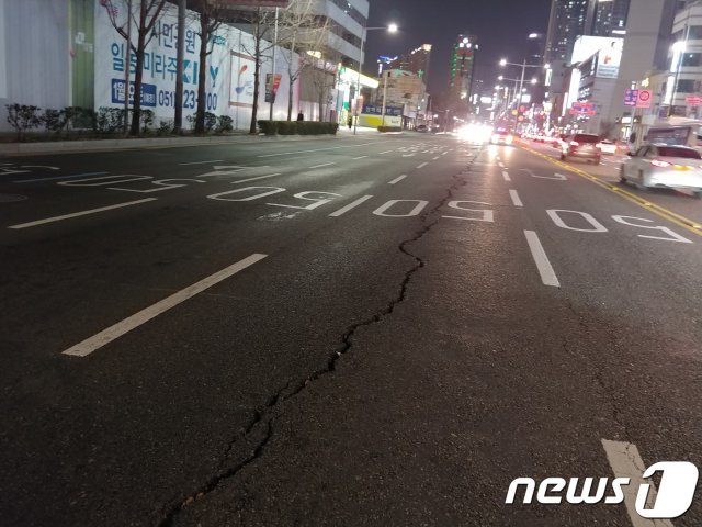 도로 균열이 발생한 부산 동구 좌천동 한 도로.2019.12.26/(부산경찰청 제공)© 뉴스1