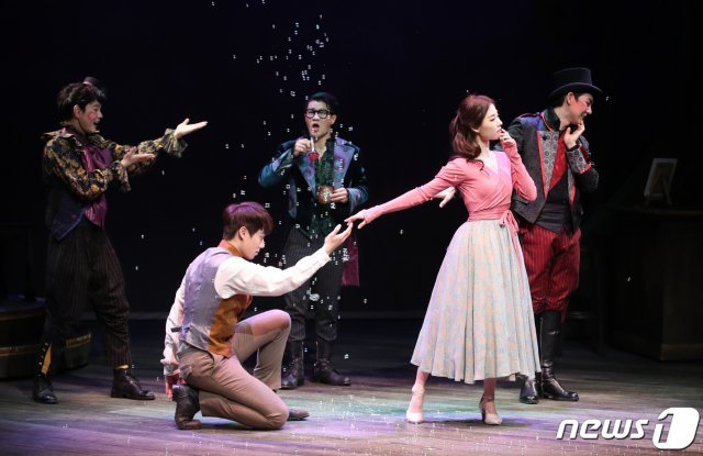 6일 오후 서울 동덕여대 공연예술센터에서 연극 ‘환상동화’ 프레스콜이 열리고 있다. © News1