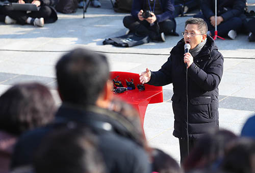 황교안 자유한국당 대표가 18일 서울 여의도 국회에서 공수처법·선거법 날치기 저지 규탄대회에 참석해 규탄발언을 하고 있다. 뉴시스