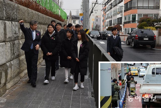 26일 김계조 행정안전부 재난안전관리본부장(큰 사진 왼쪽)이 이날 준공된 대전 서구 도마초등학교 어린이보호구역(스쿨존)의 통학로를
 어린이들과 함께 걷고 있다. 올 3월까지 이곳은 좁은 통학로를 전신주가 가로막고 있어 어린이들이 차로로 다니는 경우가 
많았다(작은 사진). 행정안전부 제공·동아일보DB