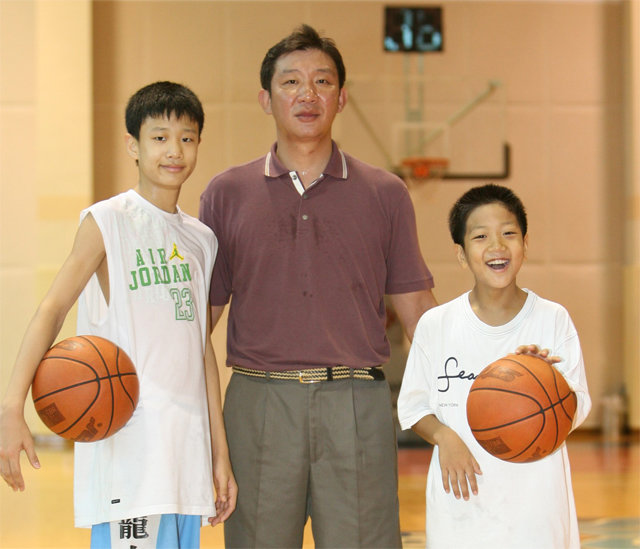 어린 시절 아버지 허재 전 국가대표 감독(가운데)과 함께 선 허웅(왼쪽), 허훈 형제. 점프볼 제공