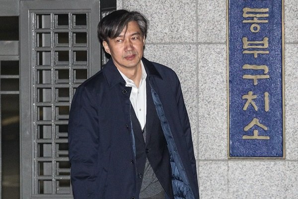 ‘감찰 무마’ 의혹을 받고 있는 조국 전 법무부 장관이 27일 오전 구속영장이 기각된 후 서울 송파구 동부구치소를 나서고 있다. 사진=뉴스1