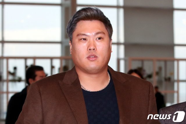 메이저리그 토론토 블루제이스에 입단한 투수 류현진이 입단식 및 메디컬 테스트를 위해 25일 오전 인천국제공항을 통해 캐나다로 출국하고 있다. © News1