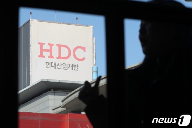 아시아나항공이 31년 만에 HDC현대산업개발을 새주인으로 맞았다. 금호산업과 HDC현대산업개발은 27일 오전 각자 이사회를 열고 아시아나항공 주식매매계약(SPA)을 체결하는 안을 처리했다. HDC현대산업개발이 아시아나의 금호산업 지분 우선협상대상자로 선정된 지 45일 만이다. 사진은 이날 서울 용산구 HDC현대산업개발 본사 옥외 간판. © News1