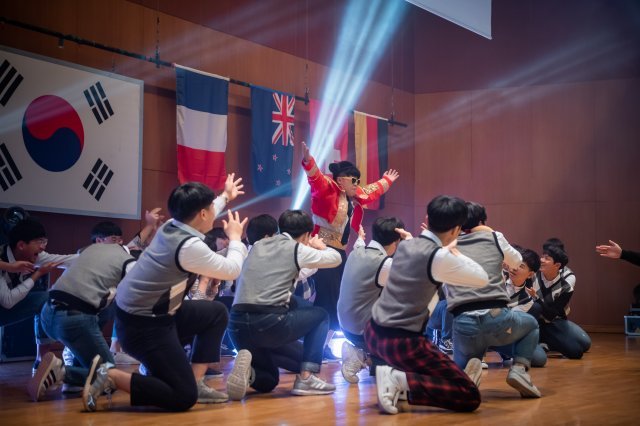 지난 19일 부산시 사하구 부일외고에서 열린 ‘부일외고 국제 문화제’에서 학생들이 공연을 하고 있다. 부일외고 제공