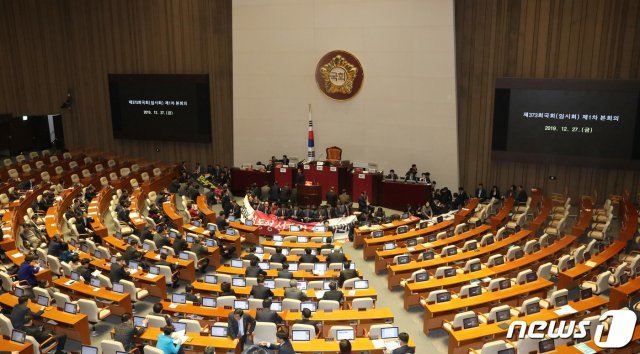 자유한국당 의원들이 27일 서울 여의도 국회 본회의장에서 제373회 국회(임시회) 제1차 본회의 개의를 막기위해 의장석을 둘러싸고 있다. 이날 국회에서는 선거법이 표결에 붙여질 예정이다. 2019.12.27/뉴스1 © News1