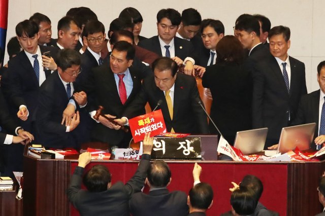 문희상 국회의장이 27일 오후 서울 여의도 국회 본회의장에서 열린 제373회국회(임시회) 제1차 본회의에서 심재철 자유한국당 원내대표 및 한국당 의원들의 저지를 뜷고 의사봉을 두드리고 있다. 사진=뉴스1