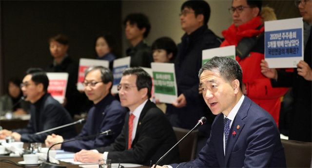 박능후 보건복지부 장관(오른쪽)이 27일 서울 중구 더플라자호텔에서 열린 국민연금 기금운용위원회에서 모두발언을 하고 있다. 이날 기금위는 불법 행위로 기업 가치를 훼손했다고 판단한 기업들에 대해 법원 판결에 상관없이 이사 해임 등을 건의할 수 있도록 하는 ‘주주권 행사 가이드라인’을 의결했다. 뉴시스